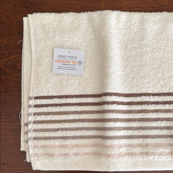 NWT Beige Striped Bath Towels! - Picture 5 of 16